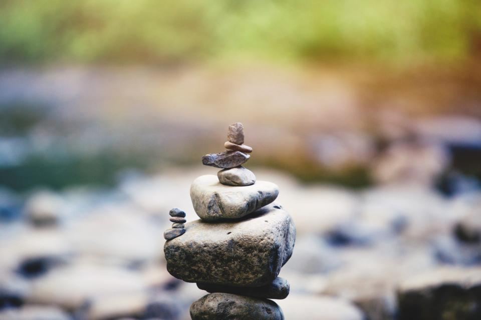 Piedras apiladas en equilibrio sobre una playa de guijarros